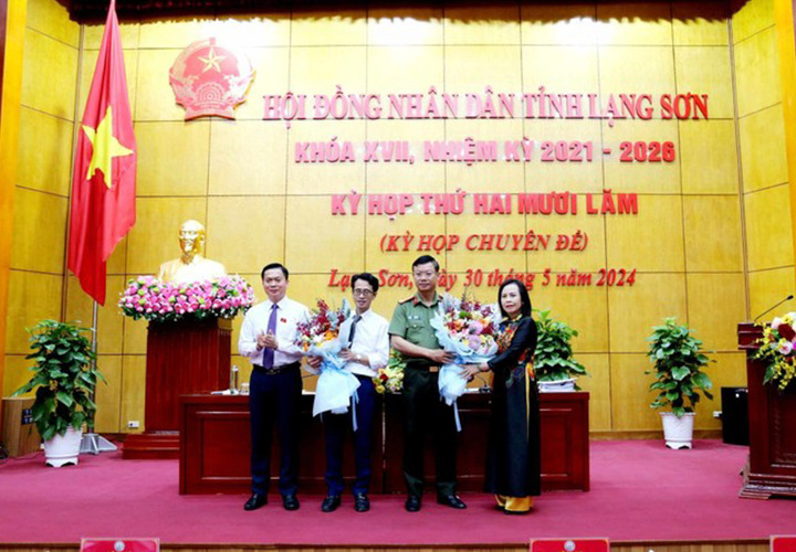 Ông Nguyễn Duy Đông- Giám đốc sở Xây dựng và Đại tá Vũ Như Hà- Giám đốc Công an tỉnh Lạng Sơn nhận hoa chúc mừng HĐND bầu làm Ủy viên UBND tỉnh Lạng Sơn. (Ảnh: Duy Chiến)
