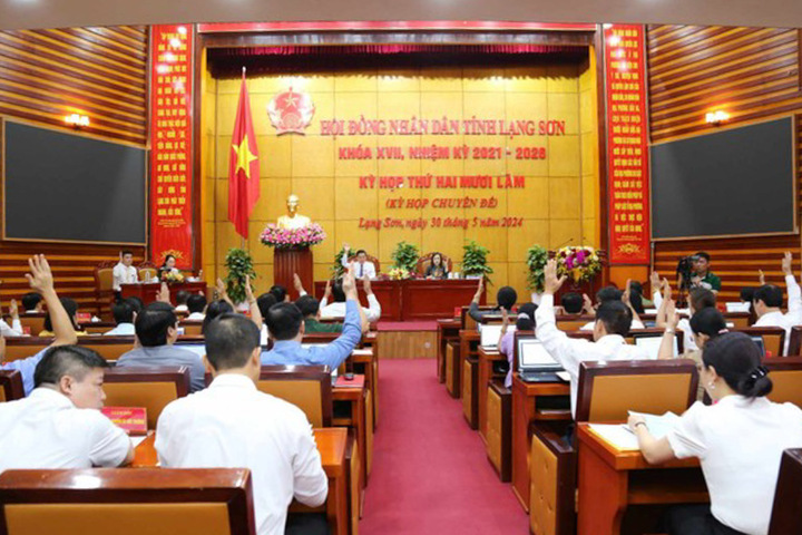HĐND tỉnh Lạng Sơn biểu quyết thông qua các nghị quyết quan trọng của kỳ họp. (Ảnh: Duy Chiến)