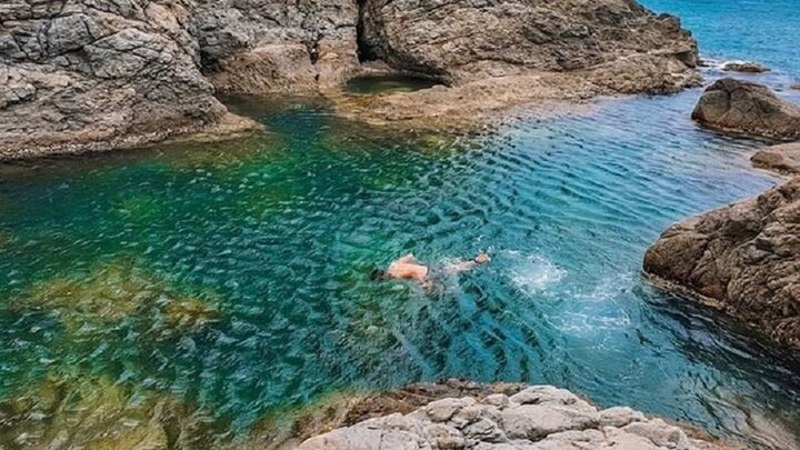 Vui chơi, tắm biển hồ nước xanh thiên nhiên nổi tiếng Mũi Nghê.