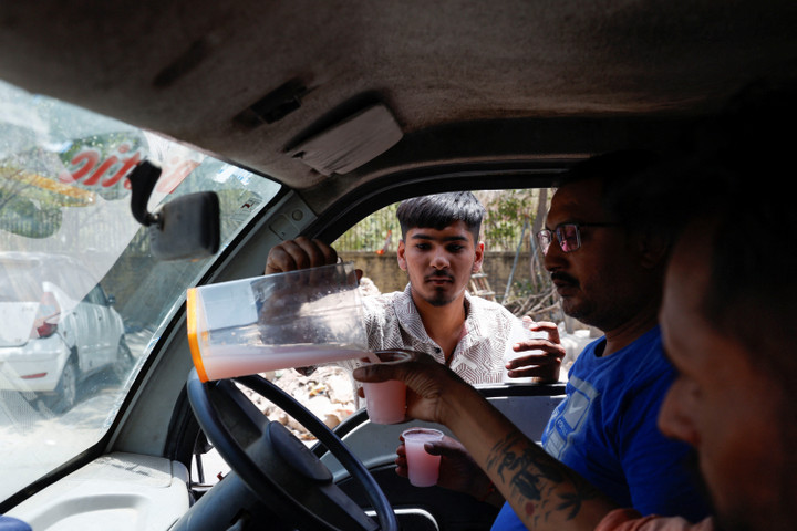 Giáo sư Gufran Beig thuộc Viện Khoa học Ấn Độ, cho hay pha chuyển biến từ El Nino sang La Nina và thiếu gió mang theo hơi ẩm khiến nắng nóng kéo dài, nhiệt độ tăng cao kỷ lục.