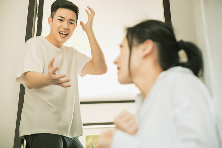 Đàn ông cũng là nạn nhân của bạo lực gia đình. (Ảnh minh họa: Newsweek)