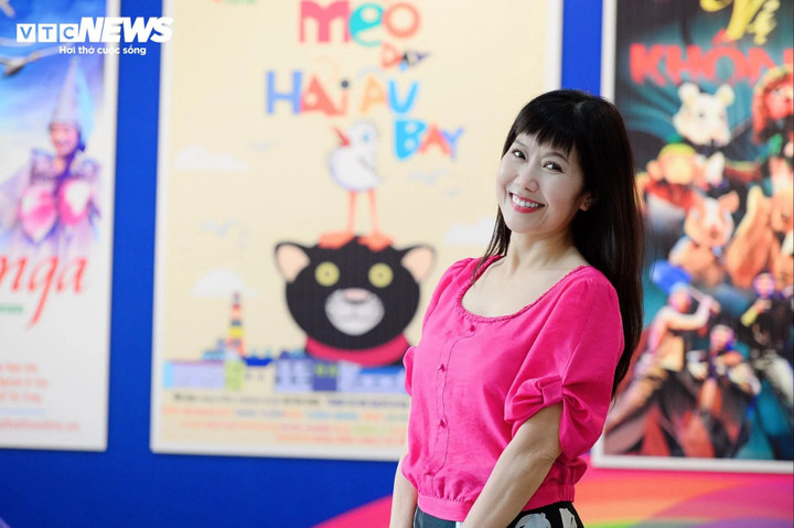 NSƯT Thu Hương được khán giả biết tới với nghệ danh Hương Tươi. Chị là gương mặt quen thuộc của chương trình "Gặp nhau cuối tuần". Bên cạnh đó, nữ nghệ sĩ còn ghi dấu ấn với hàng loạt vai diễn trên sân khấu Nhà hát Tuổi trẻ.