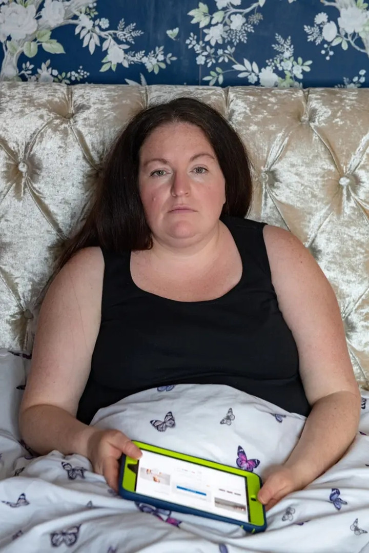 Kelly Knipes, 42 tuổi, mua sắm rất nhiều trong lúc ngủ. (Ảnh:James Linsell-Clark SWNS)