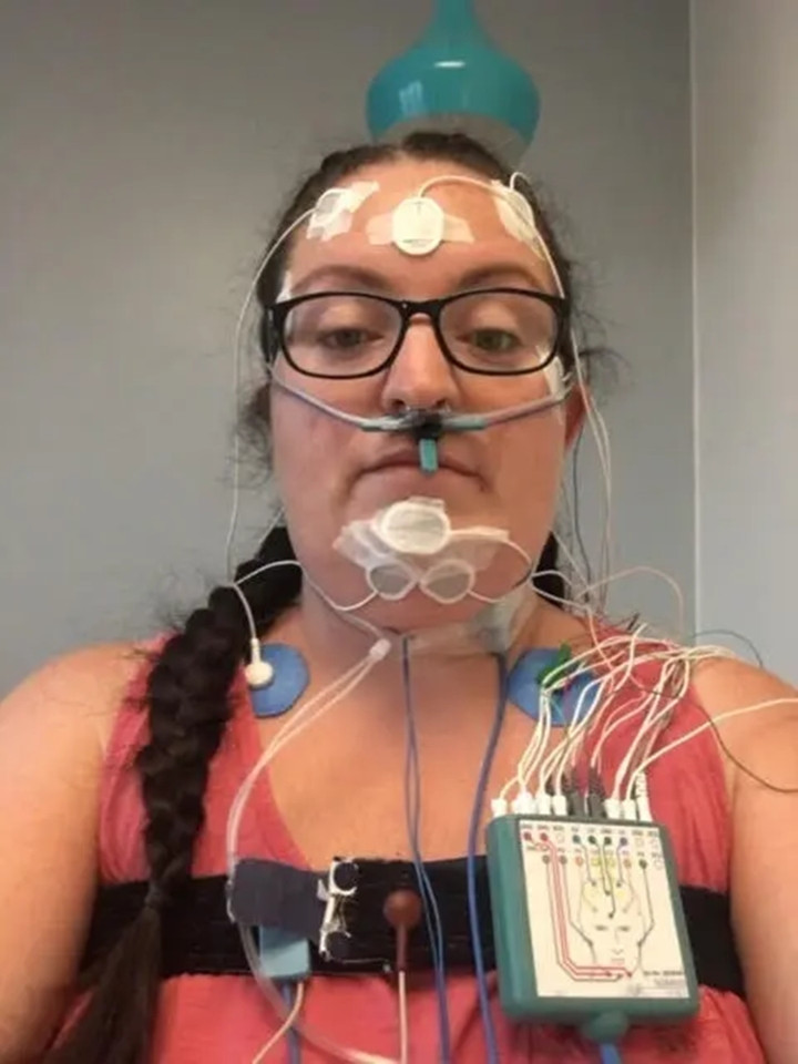 Kelly Knipes đeo thiết bị để giữ cho đường thở luôn thông thoáng vào ban đêm. (Ảnh:James Linsell-Clark SWNS)