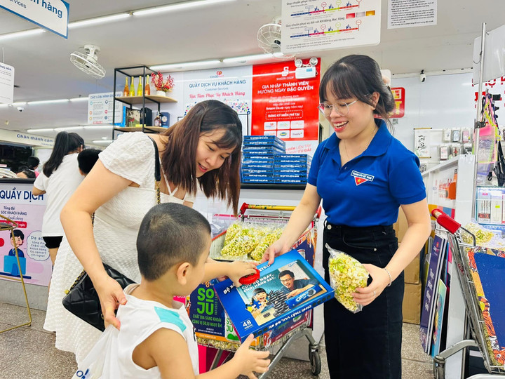 Nhiều phần quà dành cho các bé khi đi mua sắm trong những ngày hè.