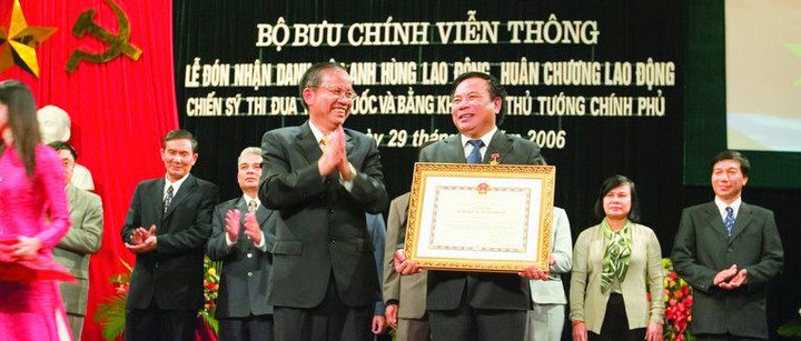 Tiến sĩ Thái Minh Tần nhận danh hiệu Anh hùng Lao động năm 2006. (Ảnh: Tổng Công ty VTC)