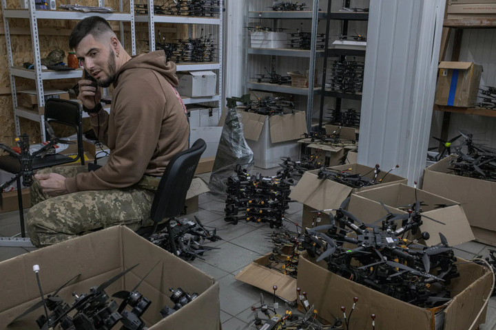 Việc phòng thủ Chasov Yar của Ukraine giờ đây phụ thuộc hoàn toàn vào các đơn vị máy bay không người lái khi pháo binh thiếu đạn dược. (Ảnh: New York Times)