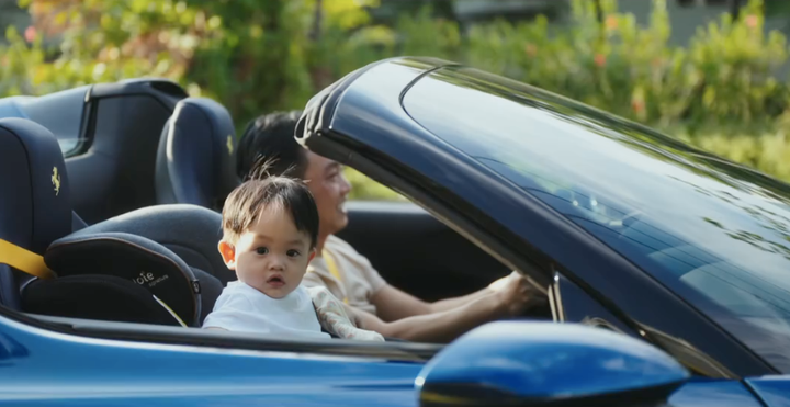 Sutin được bố chở đi trên siêu xe với giá trị khoảng 50 tỷ đồng trong dịp sinh nhật tròn 1 tuổi.