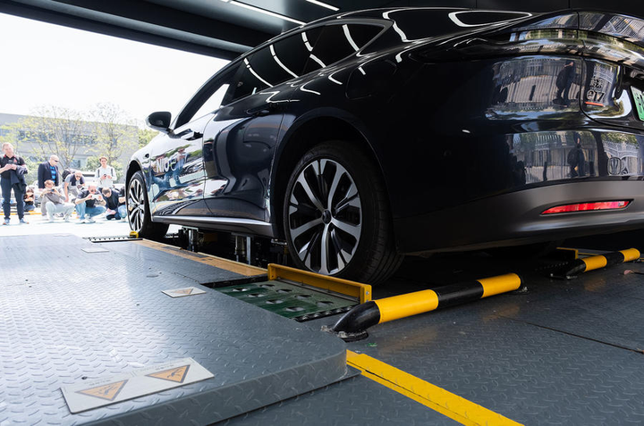 Quá trình đổi pin diễn ra chỉ vài phút và hoàn toàn tự động. (Ảnh: Autocar)