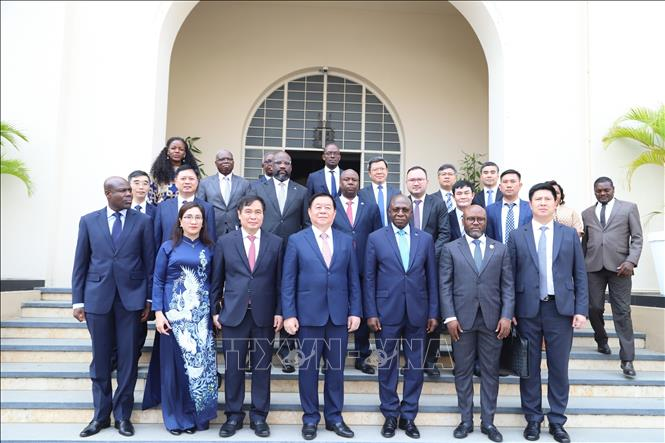 Đoàn đại biểu Đảng Cộng sản Việt Nam chụp ảnh lưu niệm Bộ Ngoại giao Angola. (Ảnh: TTXVN)