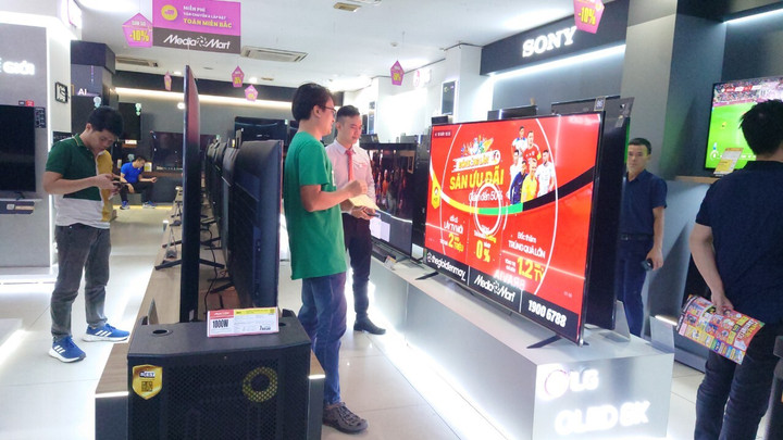 Siêu thị điện máy lớn 'mạnh tay' giảm giá kích cầu trước mùa Euro 2024 - 1