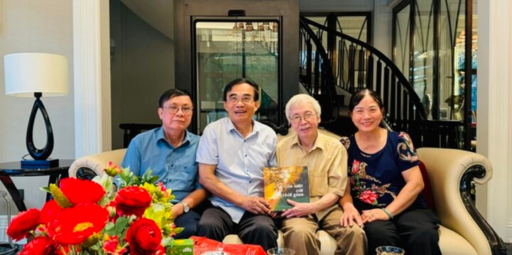 Nhà văn Lê Hải Triều (thứ hai từ trái sang) cùng đồng đội ở chiến trường xưa.