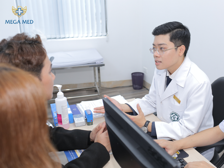 Bác sĩ tại Mega Med hỗ trợ, tư vấn cho người bệnh (Ảnh Mega Med).