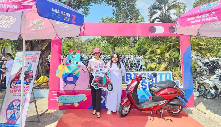 Đại diện Saymee trao giải cho khách hàng Trần Kim Quyên ở huyện Châu Phú, tỉnh An Giang trúng thưởng xe SYM Elite 50 trong kỳ quay tuần 2.