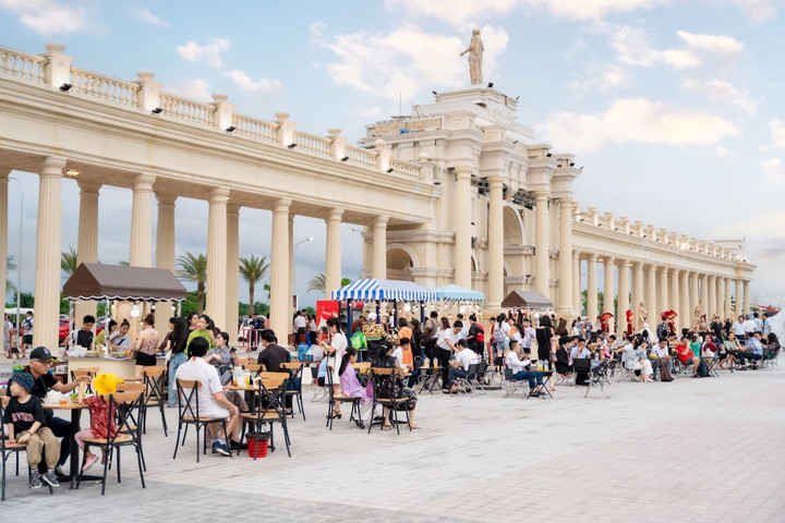 Quảng trường Hoàng gia châu Âu mở ra không gian vui chơi rộng lớn, đa trải nghiệm dành cho các gia đình.