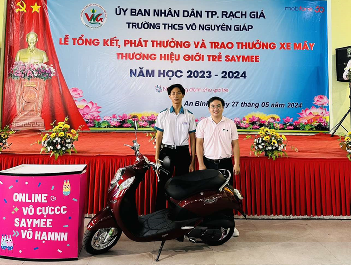 Đại diện Saymee trao giải cho khách hàng Trần Minh Hiếu ở huyện Châu Thành, tỉnh Kiên Giang trúng thưởng xe SYM Elite 50 trong kỳ quay tuần 3.