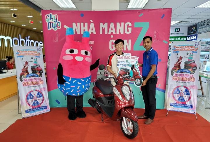 Đại diện Saymee trao giải cho khách hàng Nguyễn Trần Trọng Phẩm, hiện là sinh viên năm thứ 3 của trường Đại học Nam Cần Thơ ở quận Ninh Kiều, TP Cần Thơ trúng thưởng xe SYM Elite 50 trong kỳ quay tuần 4.