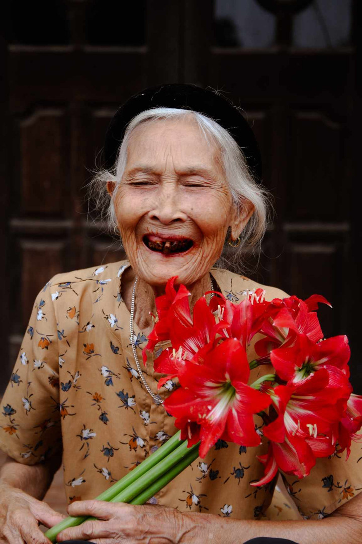 Dù răng bà đã rụng nhiều nhưng nụ cười vẫn rất đẹp. (Ảnh: NVCC)