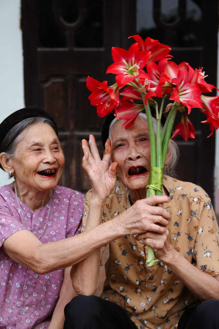 Khoảnh khắc nhí nhố của các bà được cháu gái bắt trọn. (Ảnh: NVCC)