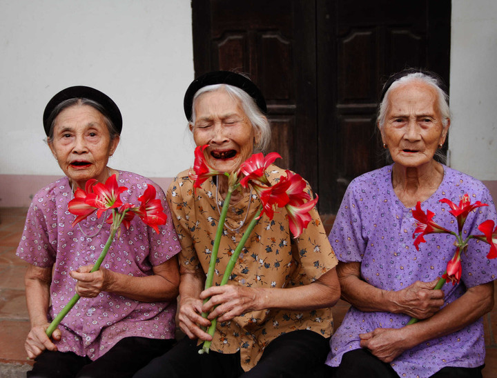 Các bà gần nhà nhau nên ngày nào cũng gặp để “buôn”. (Ảnh: NVCC)