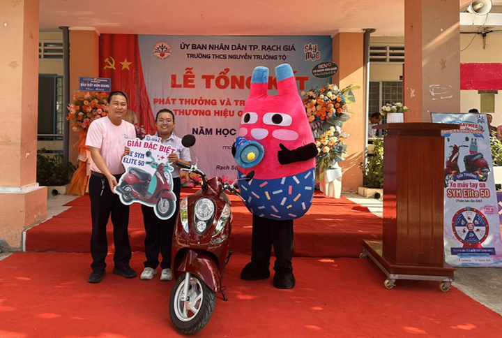 Đại diện Saymee trao giải cho khách hàng Nguyễn Phan Cát Tường ở TP.Rạch Giá, tỉnh Kiên Giang trúng thưởng xe SYM Elite 50 trong kỳ quay tuần 5.