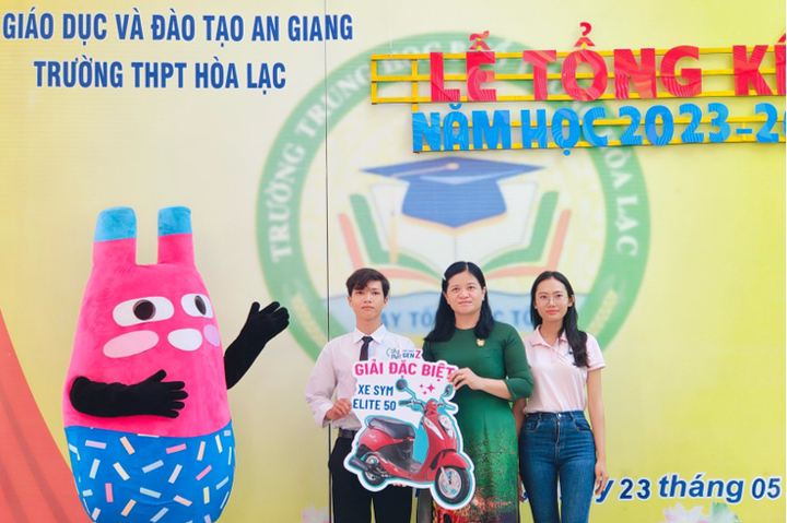 Đại diện Saymee trao giải cho khách hàng Nguyễn Phú Khang ở huyện Phú Tân, tỉnh An Giang trúng thưởng xe SYM Elite 50 trong kỳ quay tuần 6.