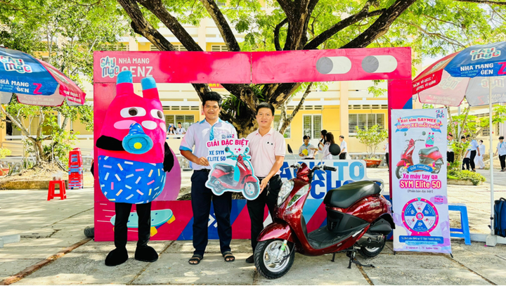 Đại diện Saymee trao giải cho khách hàng Thạch Ngô Quốc Sử ở huyện Trần Đề, tỉnh Sóc Trăng trúng thưởng xe SYM Elite 50 trong kỳ quay tuần 7.