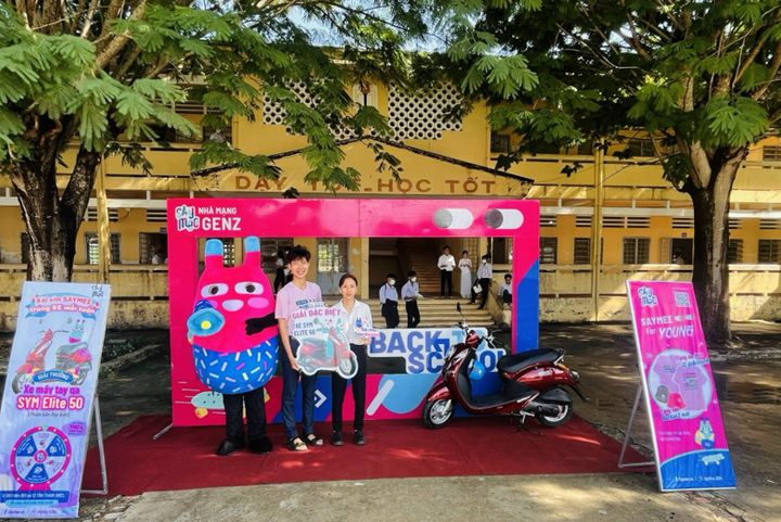 Đại diện Saymee trao giải cho khách hàng Bùi Thị Trúc Quỳnh ở huyện Giồng Riềng, tỉnh Kiên Giang trúng thưởng xe SYM Elite 50 trong kỳ quay tuần 8.