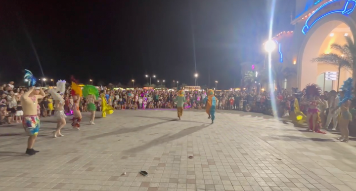 Dù chưa chính thức khai trương, rất đông người dân, du khách đã đổ về khu vực VinWonders Cửa Hội để ngắm nhìn, check-in và thật sự choáng ngợp trước diện mạo rực rỡ của quần thể du lịch, giải trí được mệnh danh lớn bậc nhất khu vực Bắc Trung Bộ.