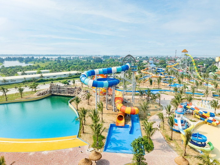 Quần thể du lịch, giải trí lớn nhất Bắc Trung Bộ sở hữu một tổ hợp quy mô với công viên giải trí Hội Chợ Phù Hoa đậm chất châu Âu Trung cổ với 68 trò chơi đẳng cấp; Công viên nước Thiên đường Nhiệt đới với 17 cụm đường trượt đỉnh cao và Quảng trường Ánh sáng với quy mô 27.400m2, hứa hẹn trở thành điểm đến của sự kiện và lễ hội tưng bừng suốt bốn mùa.