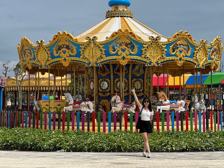 Đồng thời, VinWonders Cửa Hội sở hữu cáp treo vượt biển đầu tiên và duy nhất của Bắc Trung Bộ với độ dài hơn 3,5km, kết nối tổ hợp công viên giải trí bên bờ với quần thể sinh thái đảo Song Ngư. Từ trên cáp treo, du khách có thể thưởng trọn vẻ đẹp nguyên sơ của biển Cửa Lò, tầm nhìn đắt giá mang đến những khoảnh khắc thư giãn và an nhiên trước khi du khách đặt chân lên hòn đảo sinh thái, để vãn cảnh chùa cổ Song Ngư hơn 800 năm tuổi, dạo bước cầu Thiên Cảnh thơ mộng, thưởng thức hải sản địa phương tươi ngon và không gian thư giãn tại nhà hàng nổi trên mặt biển…