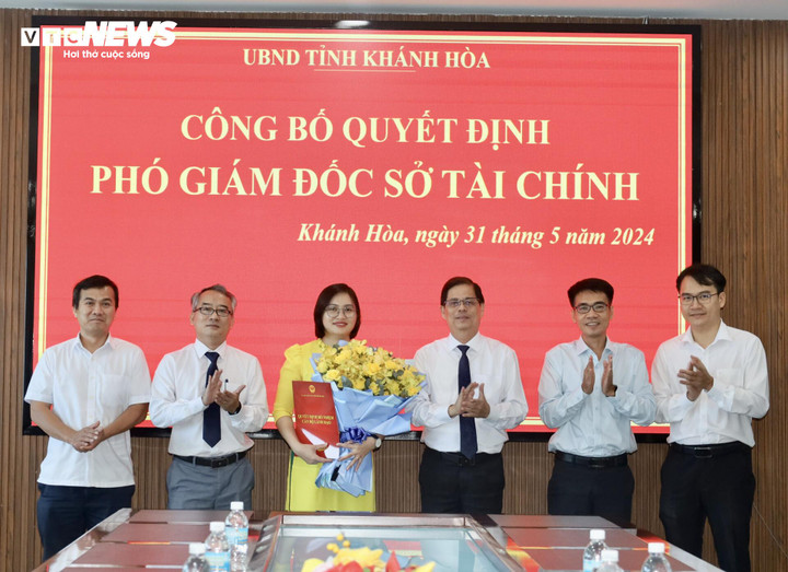 Lãnh đạo tỉnh và lãnh đạo Sở Tài chính chúc mừng bà Trần Thị Ngọc Giàu, tân Phó Giám đốc Sở Tài chính Khánh Hòa.