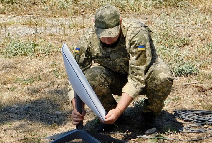 Binh sĩ Ukraine sử dụng thiết bị Starlink.