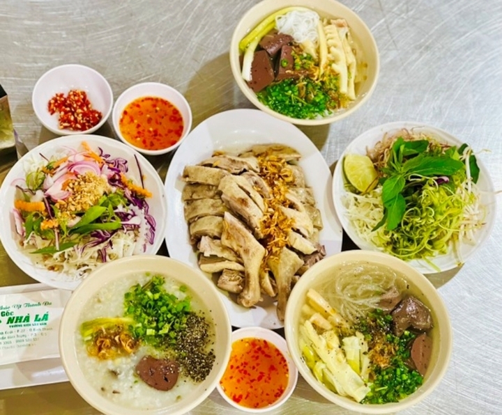Cháo vịt Thanh Đa - gốc nhà lá có bún vịt rất ngon. (Ảnh: T.H)