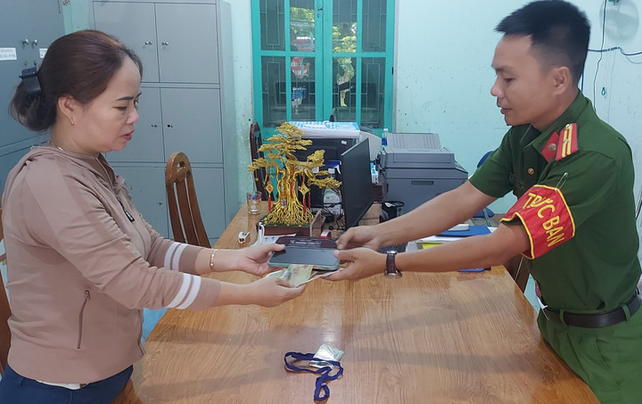 Chị Xí xúc động khi nhận lại giấy tờ và tài sản đánh rơi. (Ảnh: C.A)