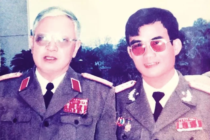 Nhà văn Lê Hải Triều (phải) cùng Thượng tướng Đặng Vũ Hiệp.