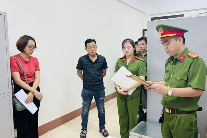 Cơ quan điều tra thi hành lệnh khởi tố đối với Đinh Thị Huyền Trang. (Ảnh: CACC)