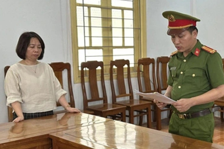 Cảnh sát đọc các quyết định tố tụng với Đinh Thị Hải Lý. (Ảnh: CACC)