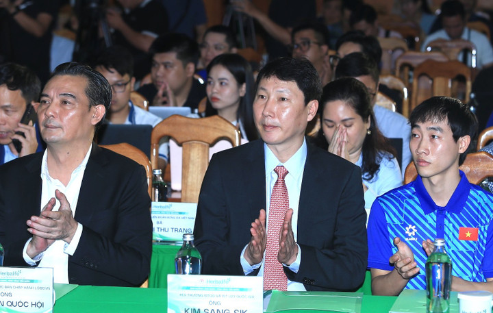 HLV Kim Sang-sik sắp có trận đấu ra mắt người hâm mộ.