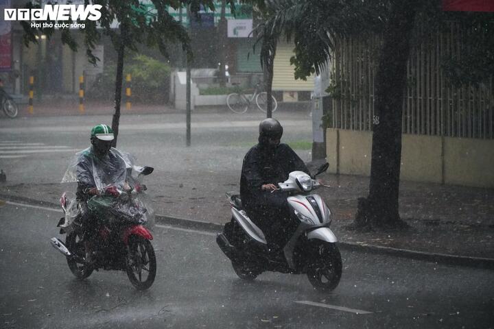 Mưa lớn kéo dài hơn 1 giờ khiến phương tiện đi lại khó khăn, tầm nhìn bị giới hạn.