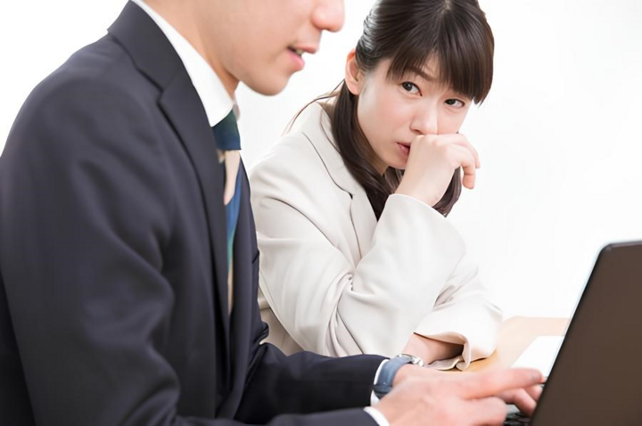 Tình trạng "quấy rối mùi" có thể gây ảnh hưởng đến hiệu suất làm việc và sức khỏe của nhân viên. (Ảnh minh họa: PIXTA)