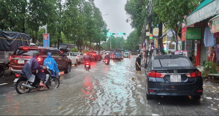 Xe ô tô gầm thấp không dám vượt qua khu vực ngập nước.