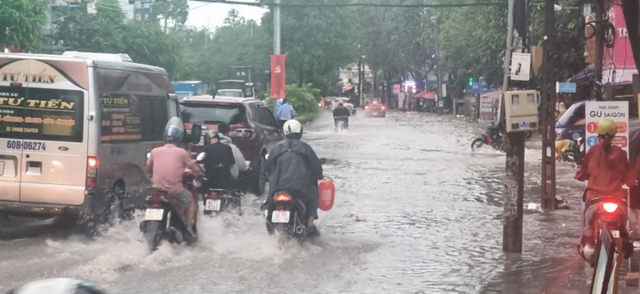 Nước vẫn ngập sâu tại ngã ba Trảng Dài.