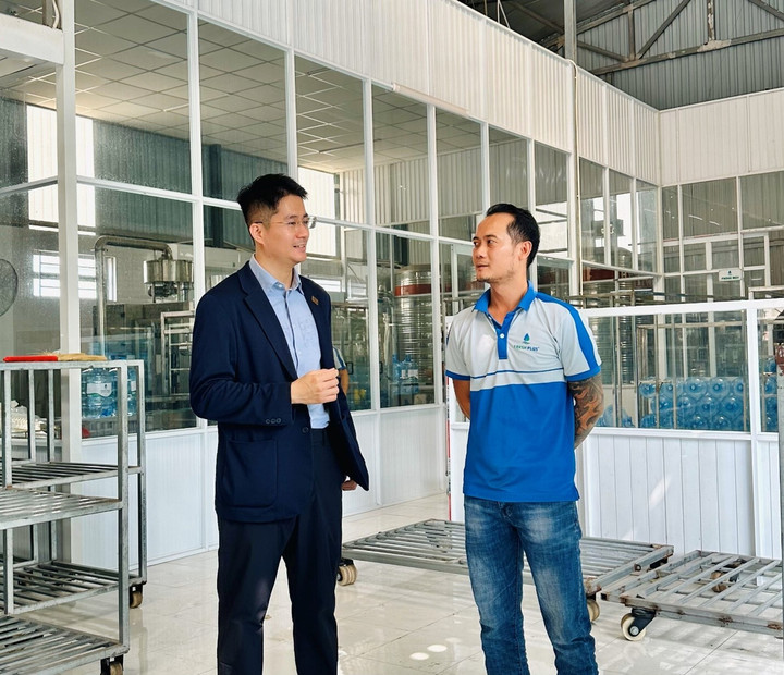 Ông Trần Việt Anh - CEO Dự Án Việt Nam (trái) thăm hỏi và làm việc cùng khách hàng Nhà máy nước Freshplus.