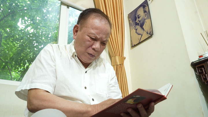 Tiến sĩ, Anh hùng Lao động Thái Minh Tần tại nhà riêng trong một lần gặp gỡ các cán bộ Đài Truyền hình Kỹ thuật số VTC cuối năm 2023. (Ảnh: Quang Huy)