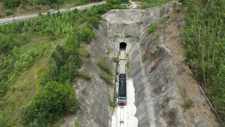 Toa tàu đi qua hầm đường sắt Chí Thạnh với vận tốc 5km/h