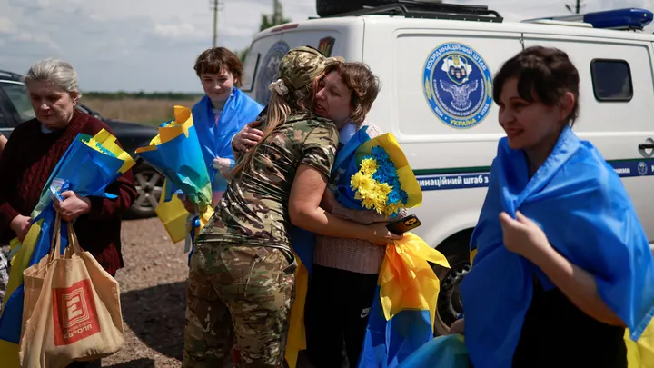 Hình ảnh tù binh Ukraine sau cuộc trao đổi với Nga. (Ảnh: Reuters)