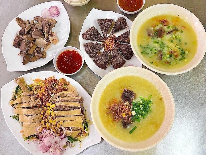 Ngoài bún vịt rất ngon thì Vịt cỏ 202 còn có cháo, miến cũng rất hấp dẫn. (Ảnh: B.L)