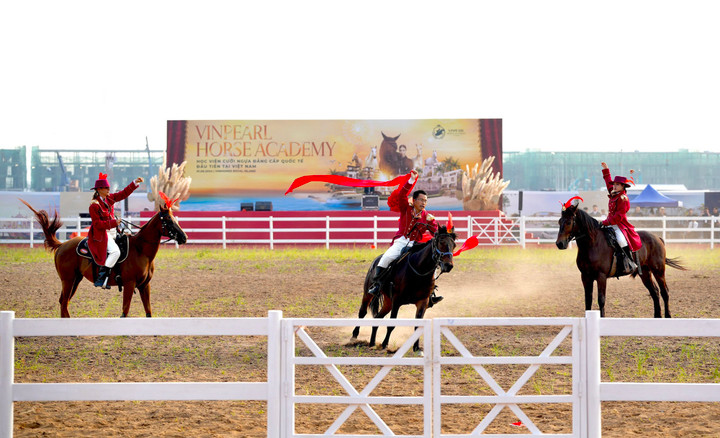 Chiều 1/6, Vinhomes Royal Island ra mắt Học viện cưỡi ngựa Vinpearl Horse Academy Vũ Yên, Phố đi bộ Công viên Vũ Yên và đại nhạc hội quốc tế Wonder Island. Sự kiện không chỉ khai mở điểm đến hấp dẫn mới cho vùng Đông Bắc Bộ, mà còn khởi phát cho chuỗi lễ hội văn hóa – nghệ thuật – thể thao quy mô.