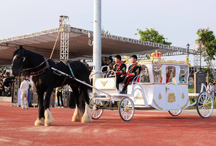 Khách mời cũng sẽ được tham quan triển lãm tại nhà Club House; hóa trang và chụp hình theo phong cách hoàng gia hay hòa mình vào thiên nhiên với tour Ngựa kéo xe độc đáo.